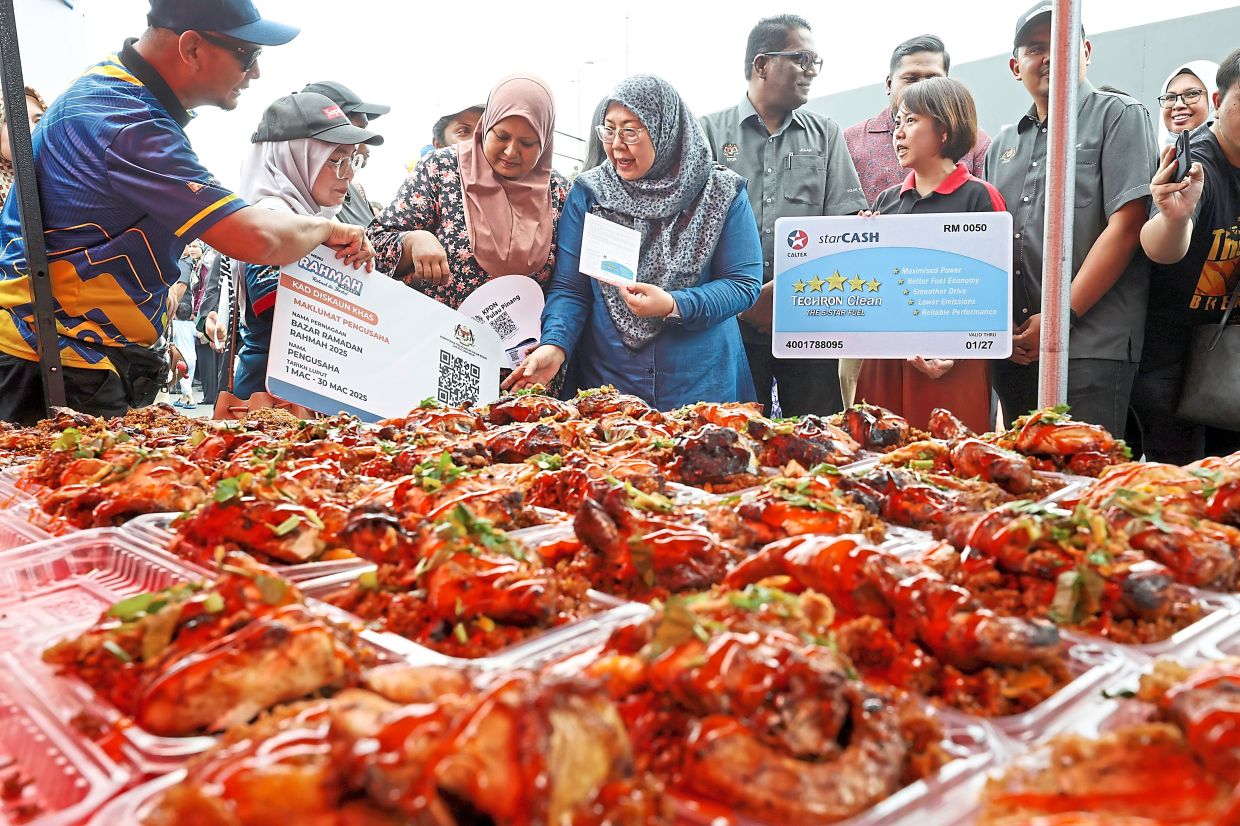 Deputy Domestic Trade and Cost of Living Minister Fuziah Salleh attending the ‘2025 Northern Zone Rahmah Ramadan Bazaar Programme’ at the Jalan Mahkamah bazaar in Bayan Lepas, Penang. 