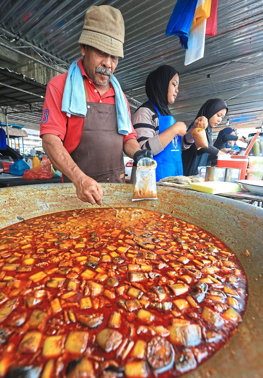 Zainudin’s ‘gulai batang pisang’, which is only sold during Ramadan, is a hit among visitors at the Kubang Semang Ramadan Bazaar.