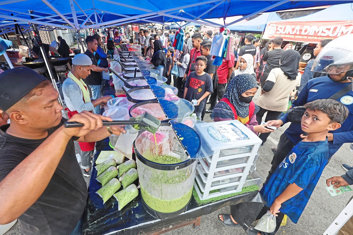 An ‘air balang’ stall at Jalan Mahkamah bazaar in Bayan Lepas offers many types of drinks for the break of fast.