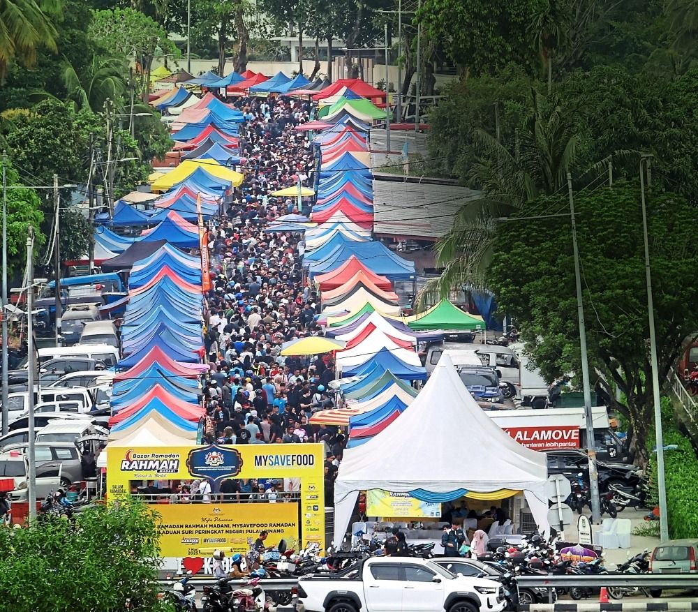 Local market: A view of the popular Ramadan bazaar along Jalan Mahkamah in Bayan Lepas, Penang. — CHAN BOON KAI/The Star