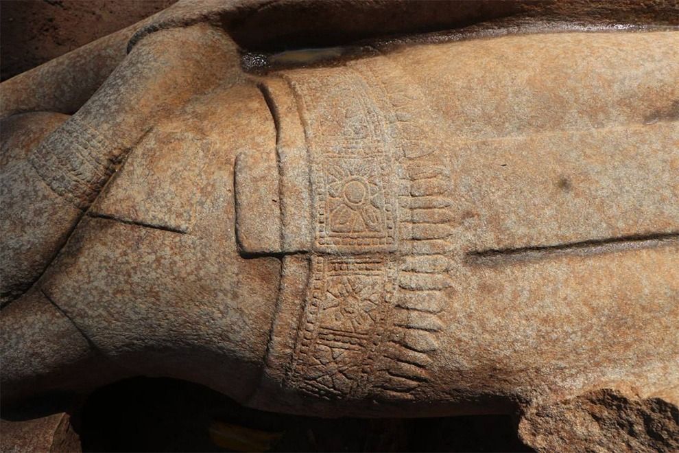 The decorations and pose are unusual, with the sculpture’s left hand placed on its chest. - Photo: ANA