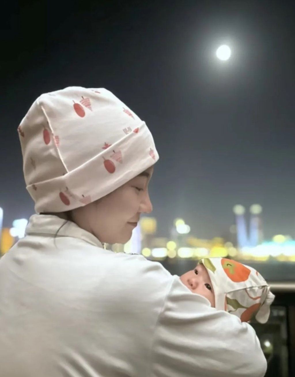 After the cliff fall, Wang spent three years in a wheelchair and suffered the loss of her unborn child, with doctors saying she might never conceive naturally again. - Photo: Weixin