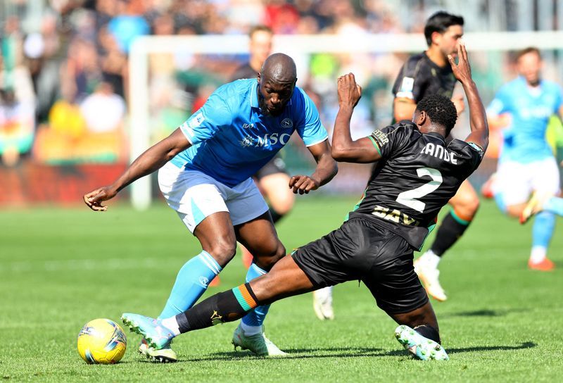 Soccer-Napoli squander chance to go top with 0-0 draw at Venezia