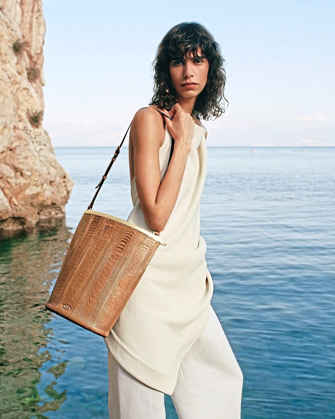 The distinctive pattern and the gold metal detailing gives the bag a luxurious look. Photo: Instagram/Tods