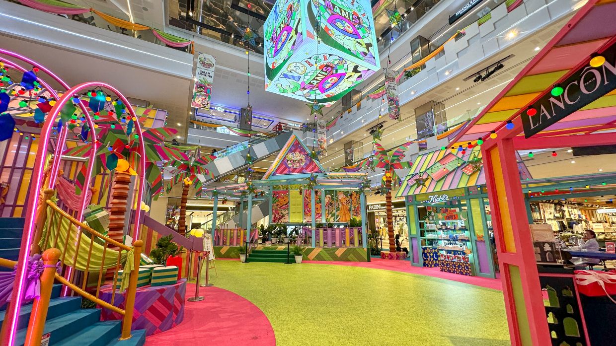 The EIDisi Manis decor transports shoppers into a charming kampung setting surrounded by lush Pinang trees.