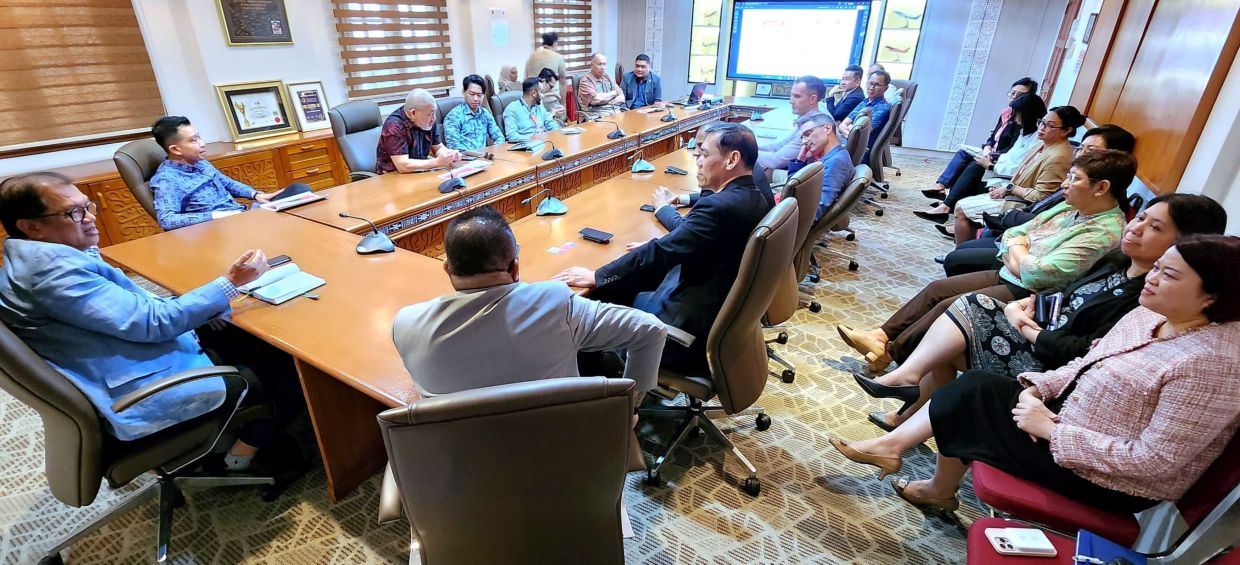 Sabah Tourism Board chairman Datuk Joniston Bangkuai (seated left) stressing a point at the high-level meeting with AirAsia, Malaysian Association of Hotels Sabah/Labuan and other tourism players on Friday (Mar 21).