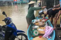 Hawker turns boat into floating stall amid worsening floods in Kanowit