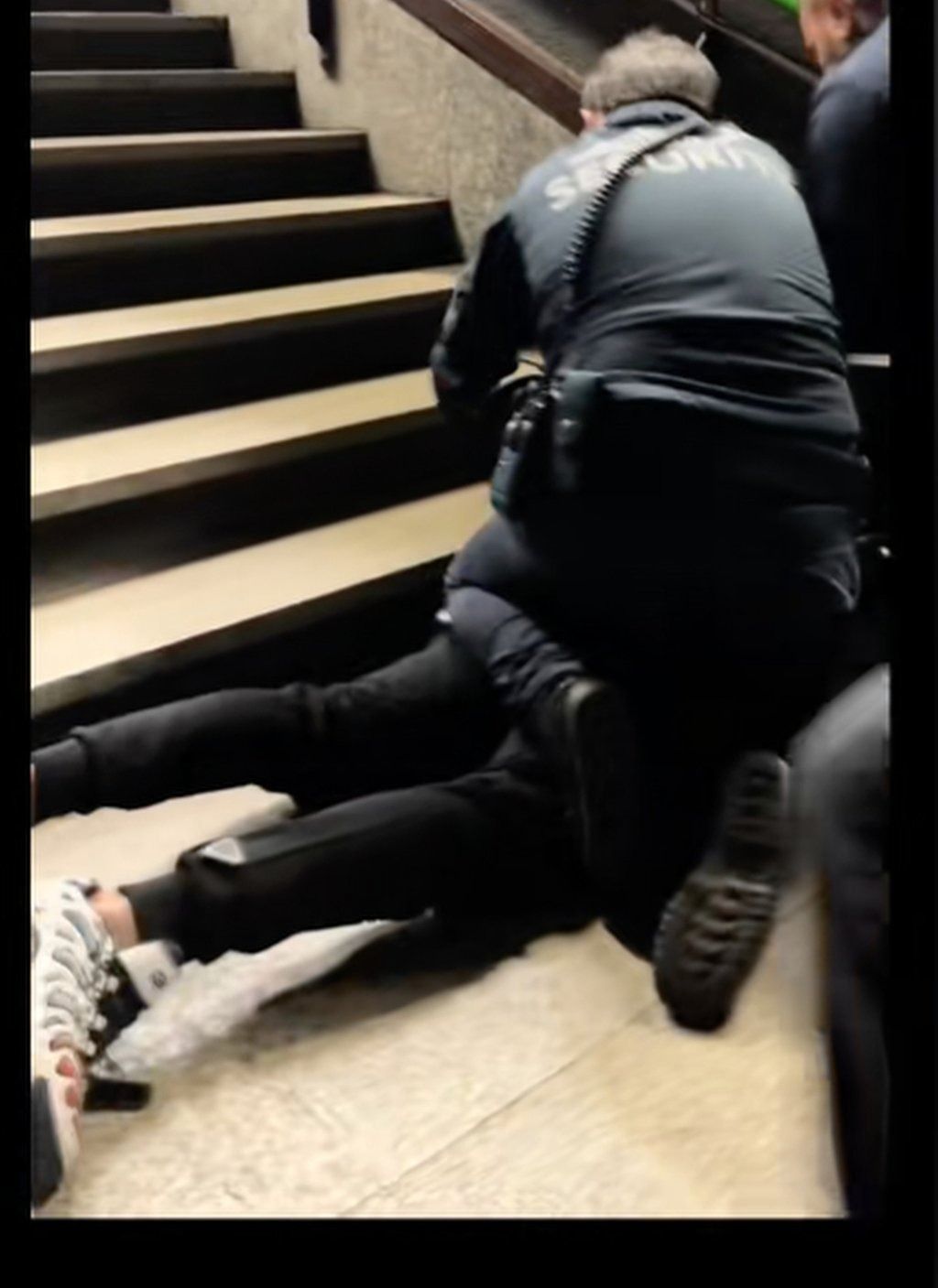 The culprit was caught and pinned to the floor of a subway station after a long chase. - Photo: Douyin