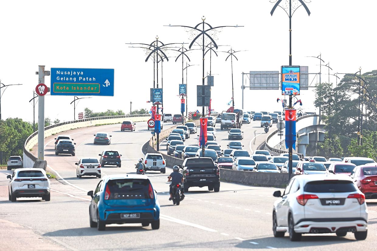 The Iskandar Coastal Road is an important link between Johor Baru and the state's administrative capital Kota Iskandar. — THOMAS YONG/The Star