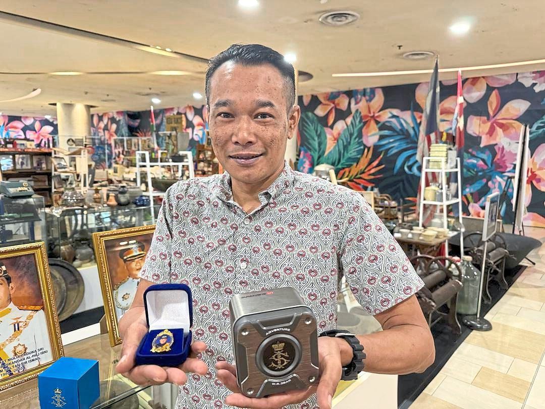 A closer look at the coat pin and case containing the wristwatch. — Photos by THOMAS YONG/The Star