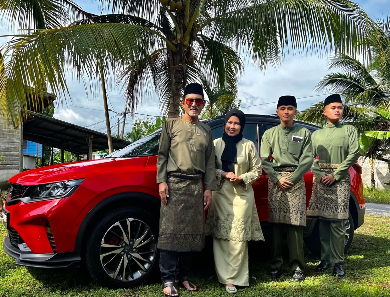Muhammad Adam (right) with his family. He is giving out his first duit raya this year. — MUHAMMAD ADAM MUHAIWINAdam 2 Muhammad Adam Muhaiwin (far right) with his family.