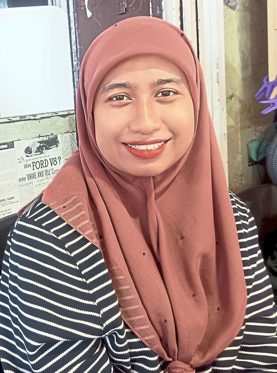 Fatin Ahmad Zubir, 29, who works at an accessories shop.