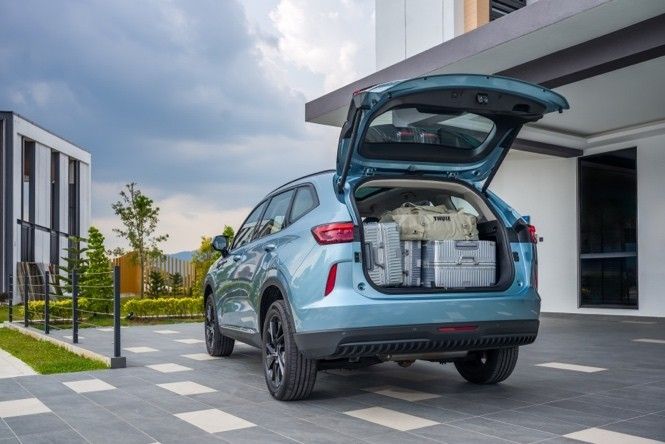 The boot space comes with a spacious size of 560L and it is expandable to 1,485L.