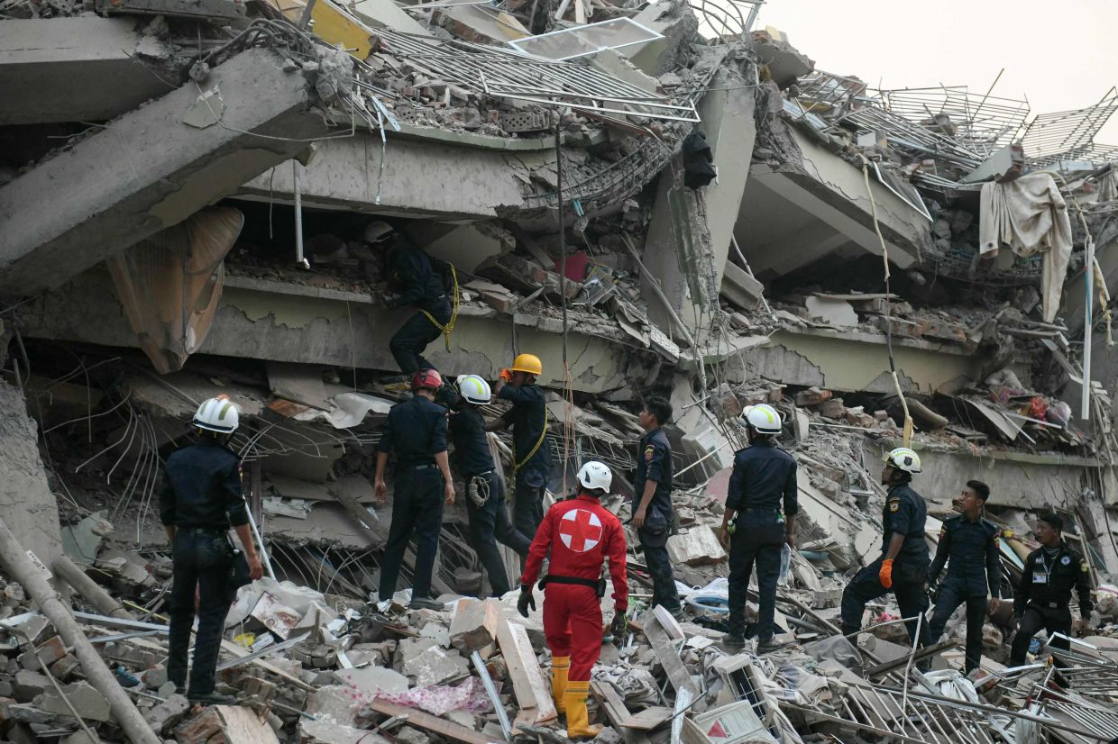 Rescuers search for survivors trapped in the collapsed Sky Villa Condominium building in Mandalay on March 29, 2025, a day after an earthquake struck central Myanmar. Rescuers pulled a woman alive from the wreckage of a collapsed apartment building in Mandalay on Saturday, March 29, AFP journalists saw, 30 hours after a devastating quake hit Myanmar. -- Photo by Sai Aung MAIN / AFP