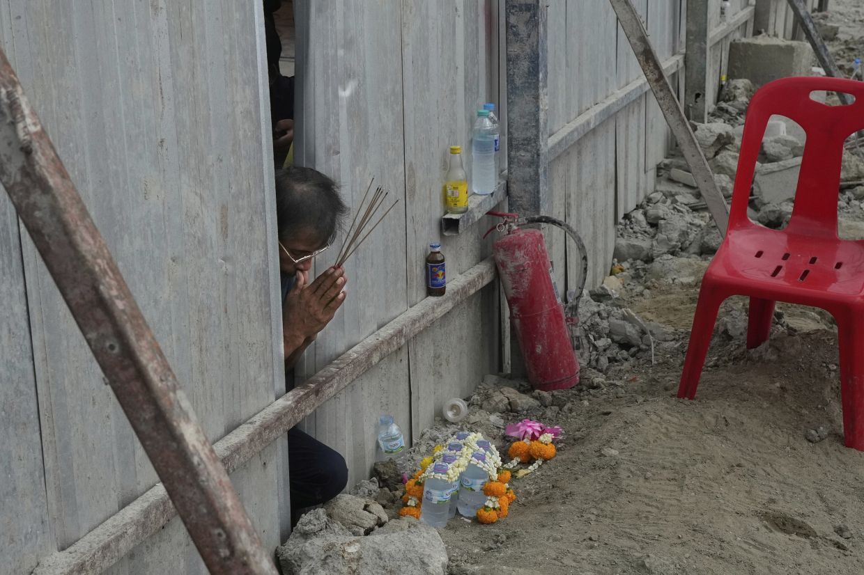 A person prays for the safety of his relative and pays homage to others who have died, at the site of an under-construction high-rise building that collapsed on Friday after an earthquake in Bangkok, Thailand, Sunday, March, 30, 2025. - Photo: AP 