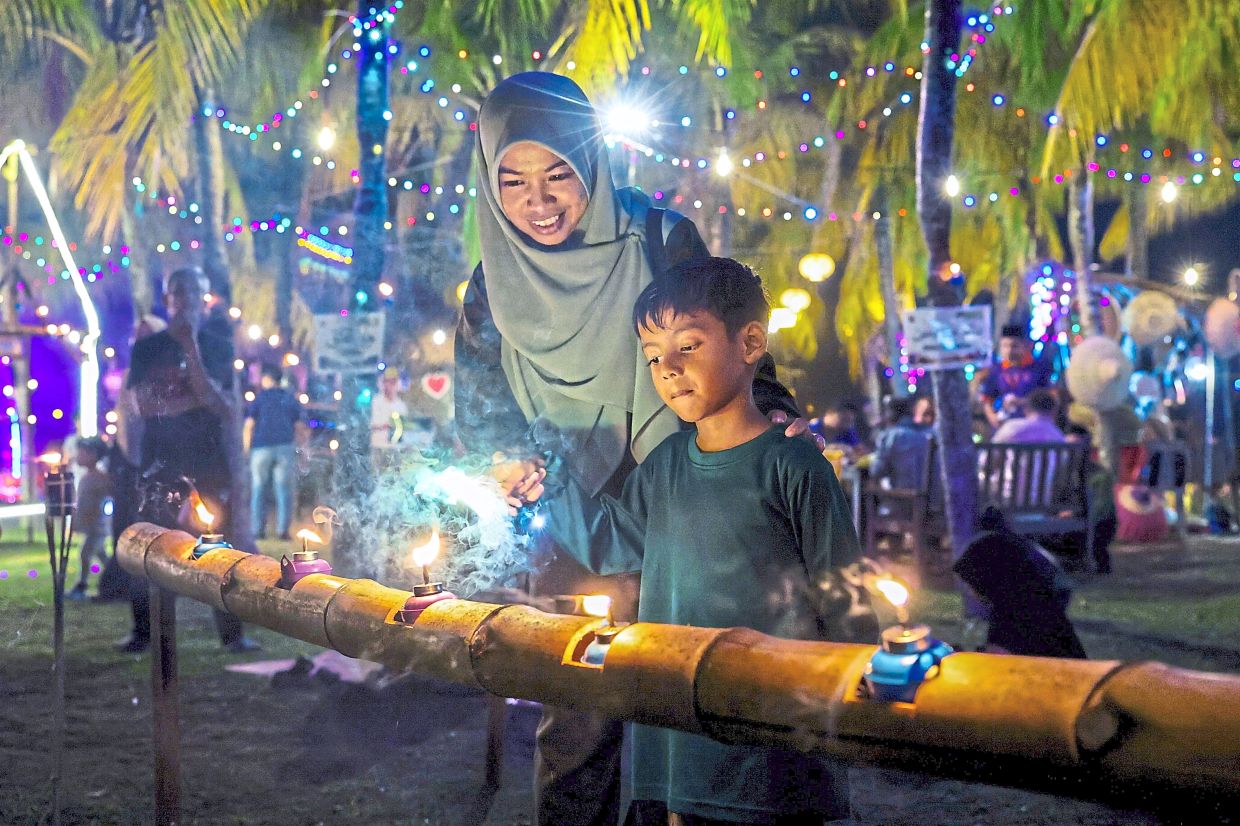 Visitors at the Pelita Raya Terengganu event at the Terengganu State Sports Complex in Gong Badak, which attracted about 170,000 people. — Bernama