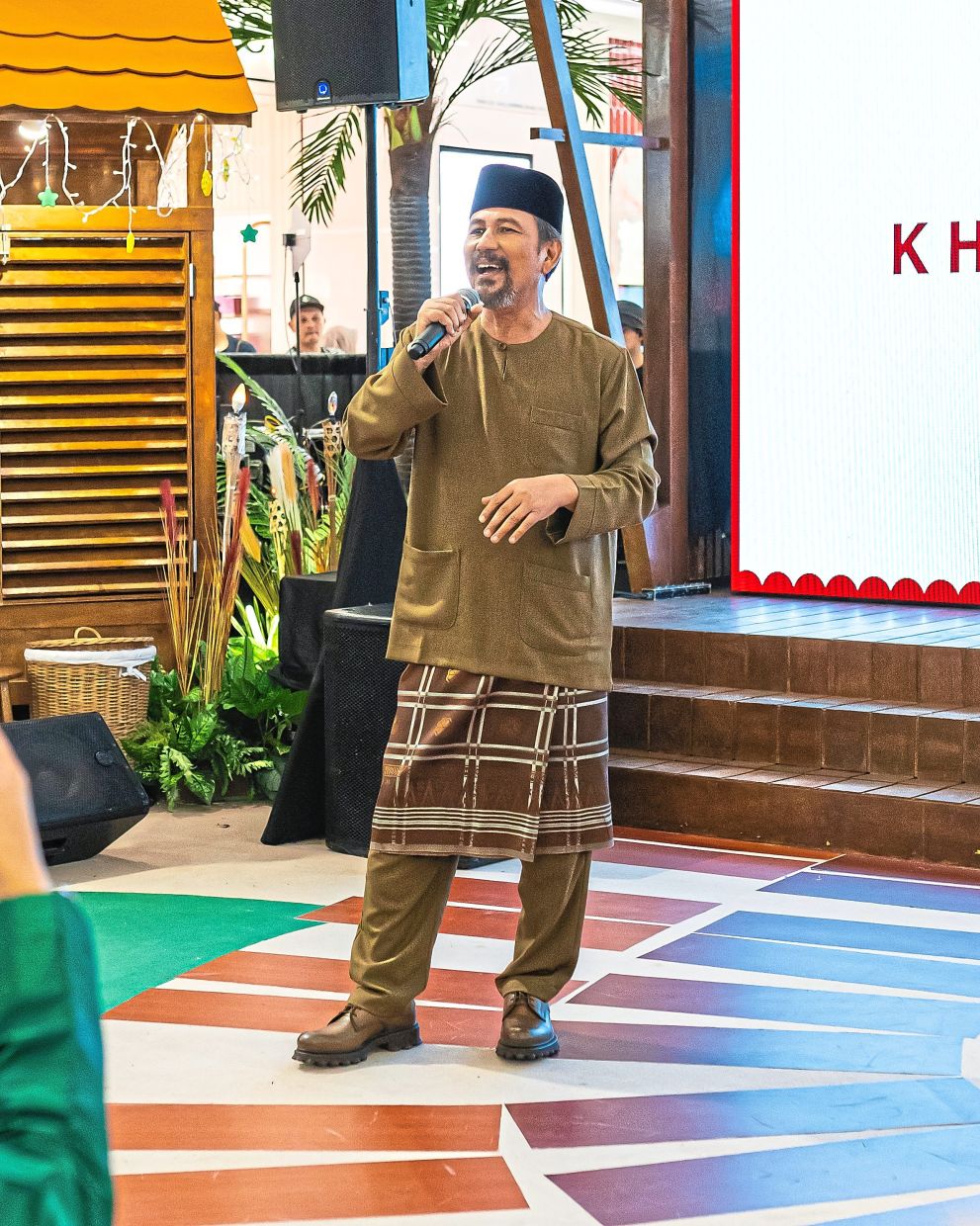 Nasir captivates shoppers with a soulful performance.