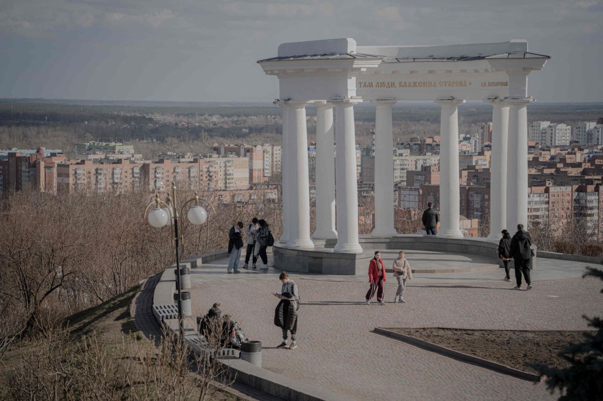 People walk near a local landmark overlooking the city of Poltava, amid the Russian invasion of Ukraine. Photo: AFP 