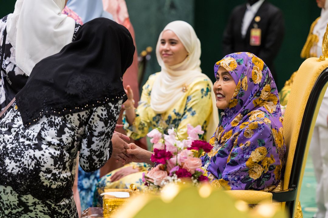 Her Majesty Duli Raja Isteri Pengiran Anak Hajah Saleha Al-Marhum Pengiran Pemancha Pengiran Anak Mohamed Alam, warmly welcomed well-wishers accompanied by Paduka Seri Pengiran Anak Isteri Pengiran Anak Sarah Pengiran Salleh Ab Rahaman and other female members of the royal family. - Photo: Borneo Bulletin