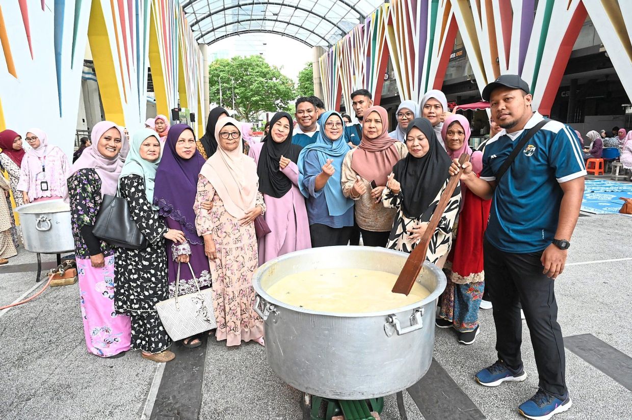 Representatives from resident groups in Kota Damansara at the ‘bubur lambuk’ cooking and distribution programme.