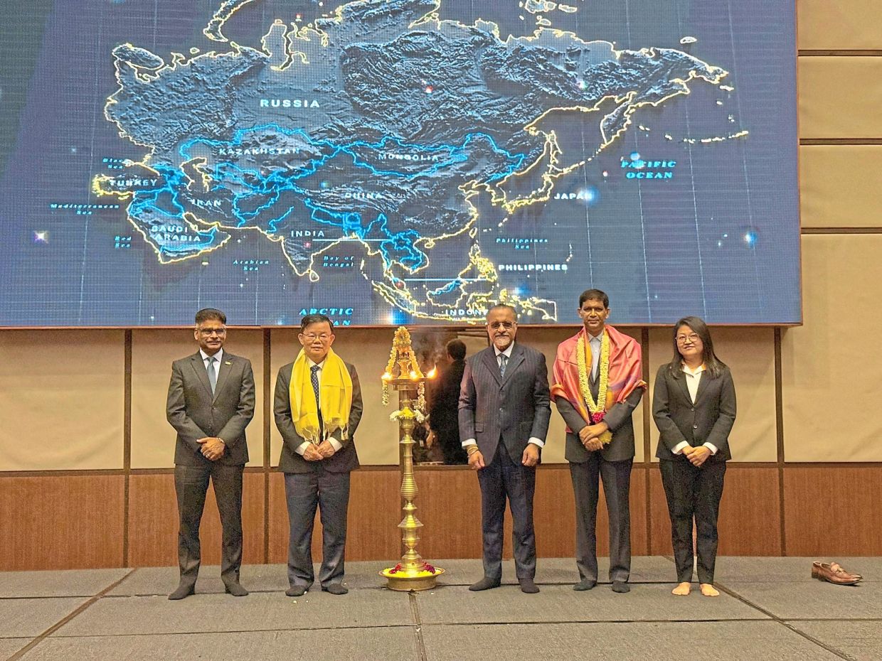(From left) Sundarajoo, Chow, Jagdeep, Reddy and Limat the opening of the summit in George Town.— Photos: Buletin Mutiara