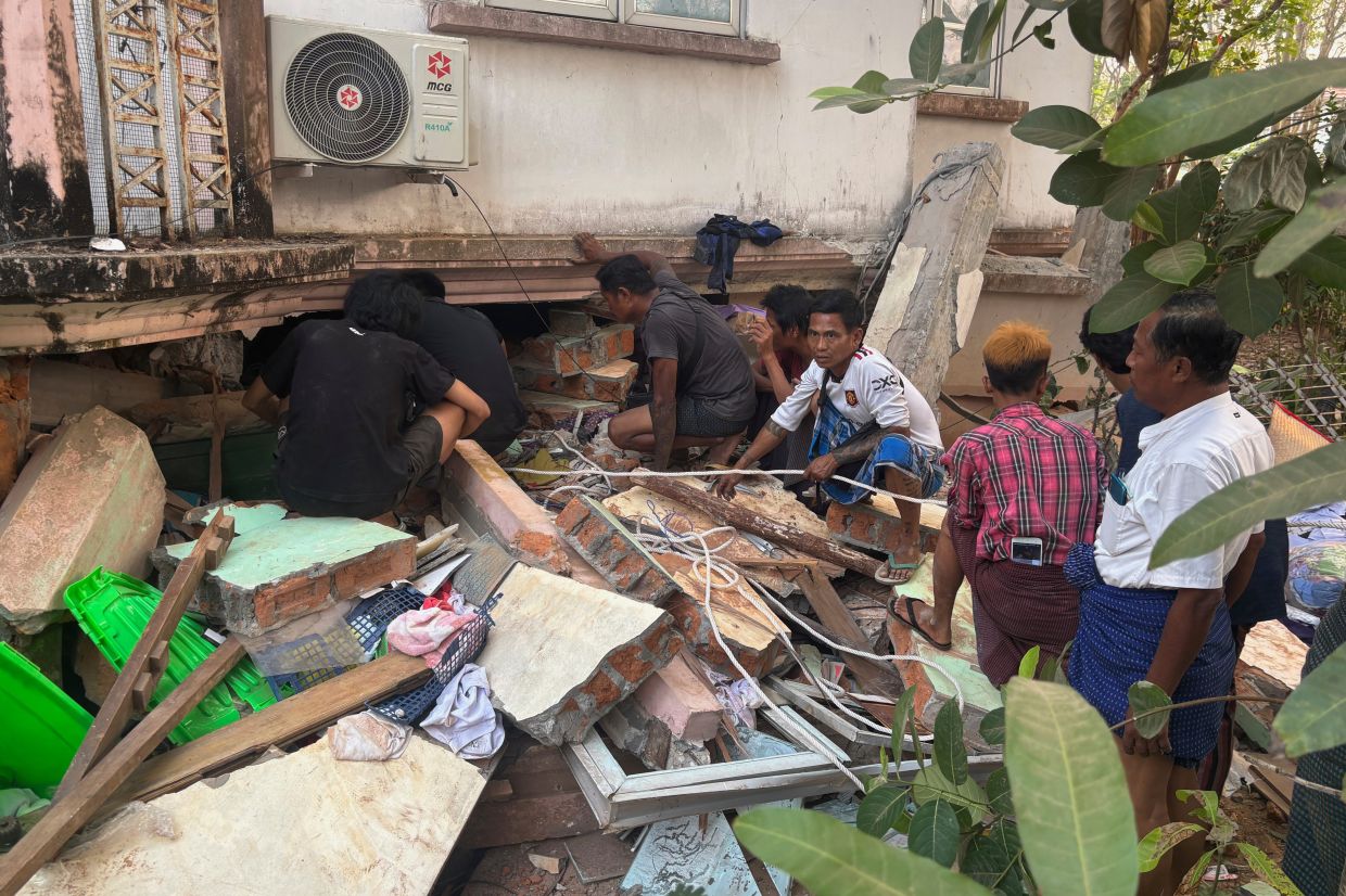Volunteers looking for survivors near a damaged building on March 28, 2025, in Naypyitaw. -AP