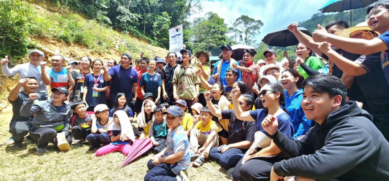 Kiulu assemblyman Datuk Joniston Bangkuai with participants of a Youth Educational Camp in Kampung Bundu Rantai, Kiulu.