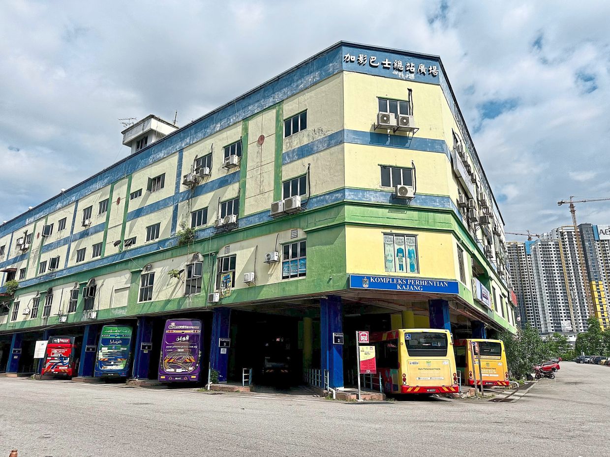 Kompleks Perhentian Kajang has a new purpose after five secondhand booksellers from Bangi Gateway moved into the complex to set up a book hub. — Photos: SHAARI CHE MAT, AZMAN GHANI and LOW BOON TAT/The Star