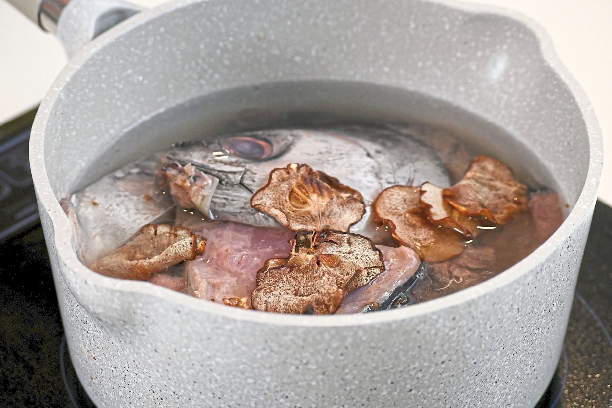 Save the bones, head and tail to be simmered together with ‘asam gelugur’ for the fish stock.
