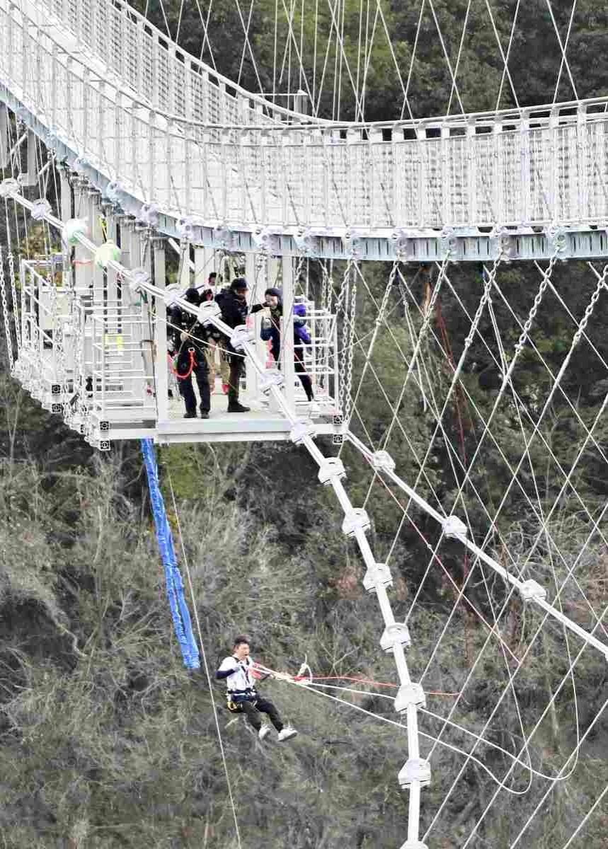 A man enjoys a bridge swing from the suspension bridge. - Photo: The Yomiuri Shimbun