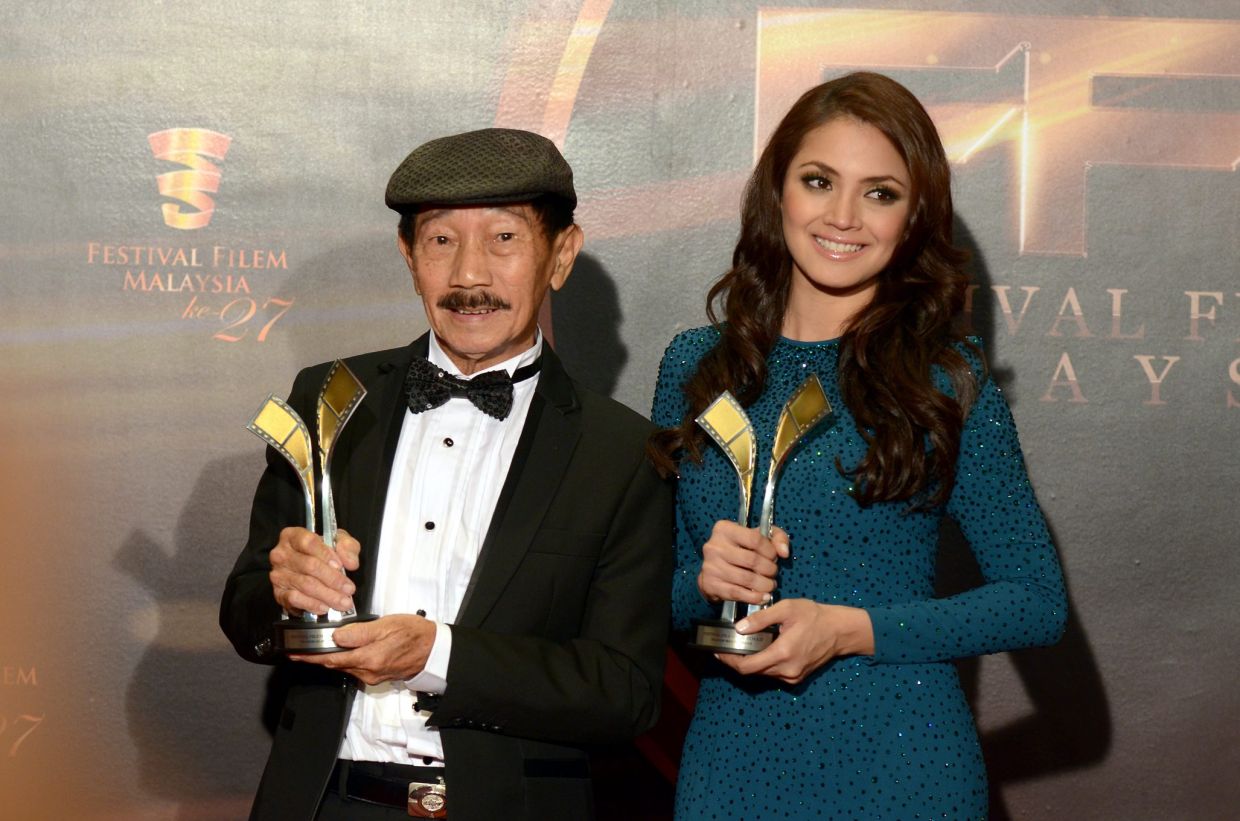 Lee with his Malaysian Film Festival Best Actor Award, alongside Best actress Award winner Nur Fazura. — Photo: The Star/Filepic