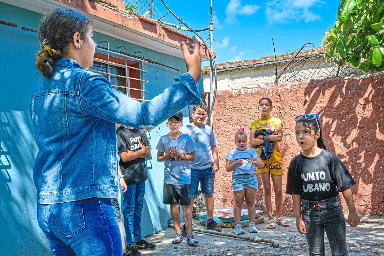 Children and teenage members of the Casa de la Decima 'Francisco Riveron' at a music workshop.