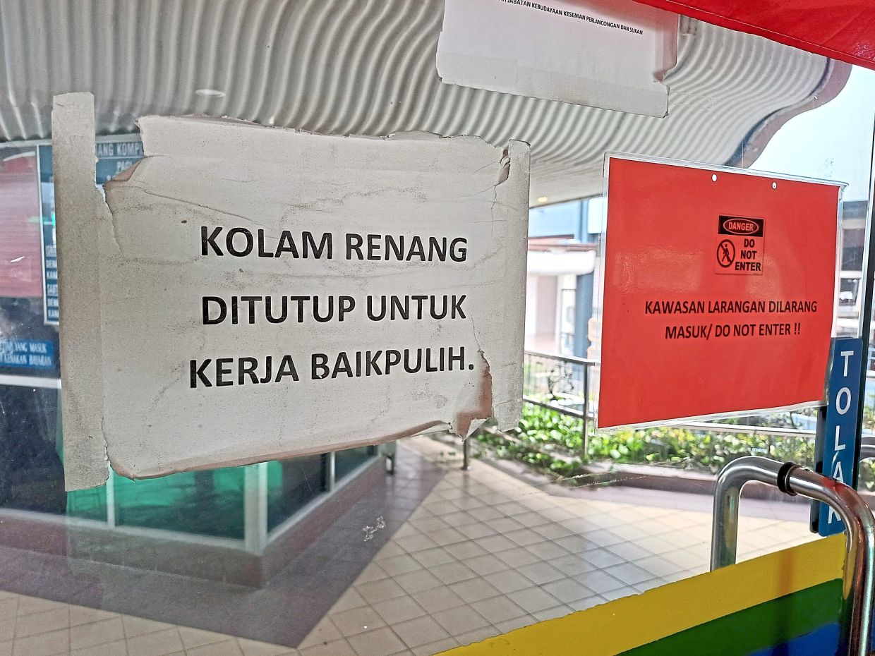 A notice on the closure of the pool.