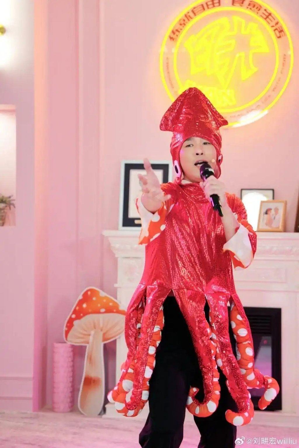 Online influencers in China like Liu often dress up in outlandish outfits to attract viewers. - Photo: qq.com