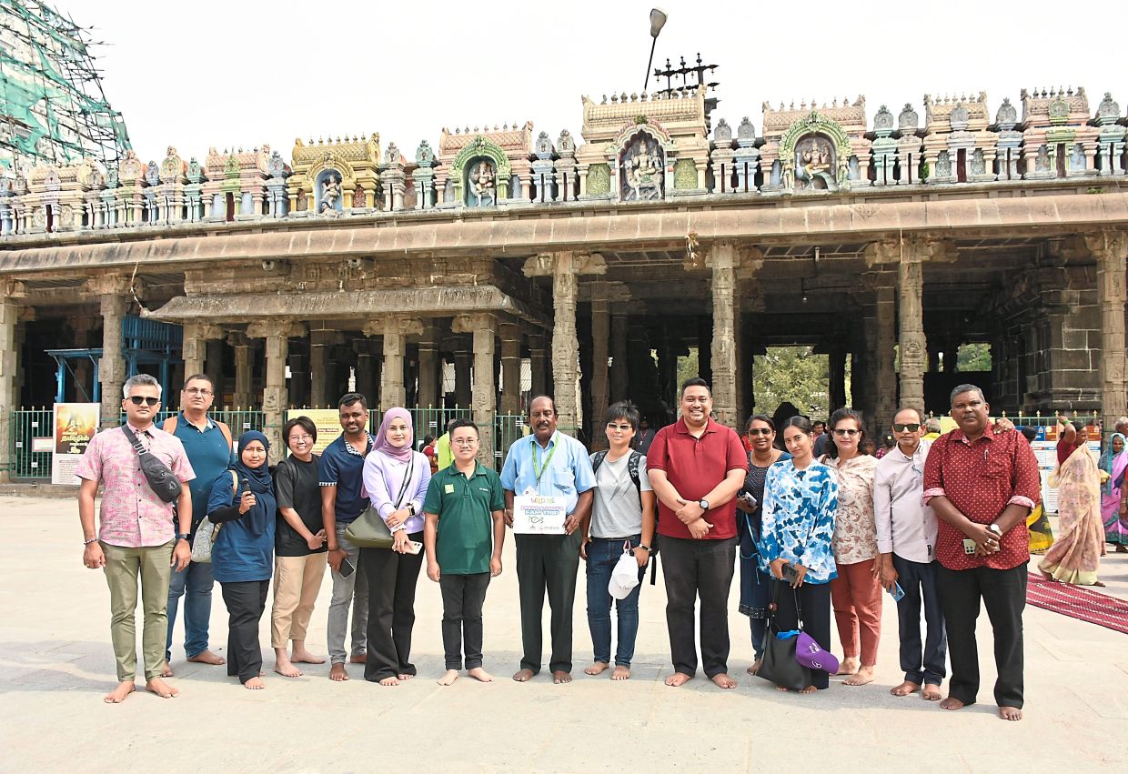 Yuee Harng (seventh from left) and Ashwin (sixth from right) in a group photo with media representatives at Ekambaranathar Temple in Kanchipuram.