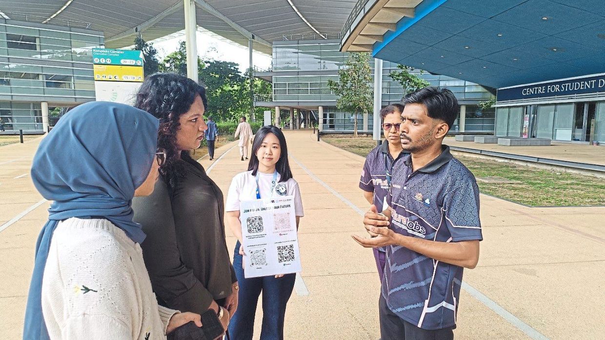 PERKESO representatives speaking to undergraduates on campus.