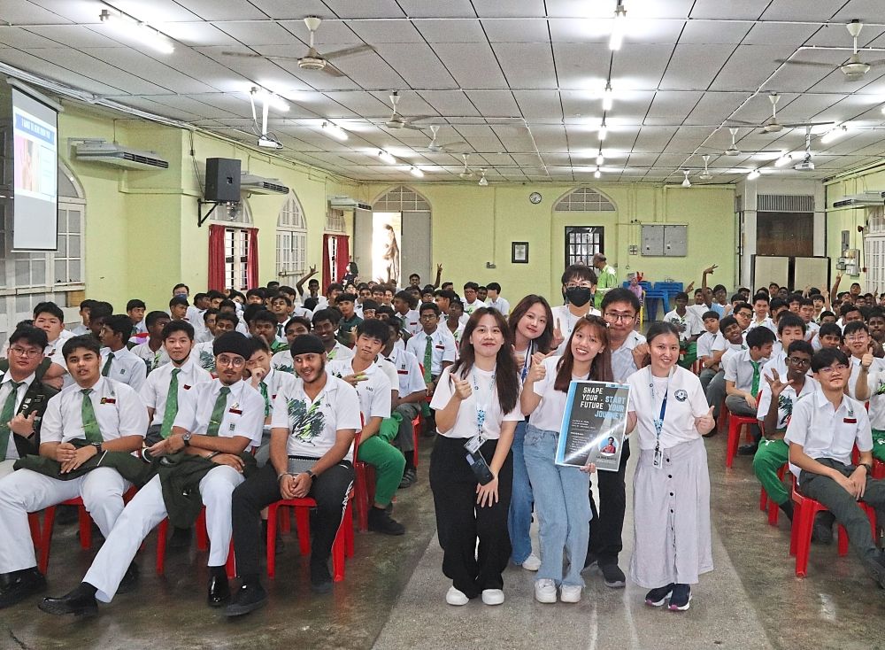 SMK St Michael Form 5 students in Ipoh, Perak participating in the career talk by the Jom Kerja team.