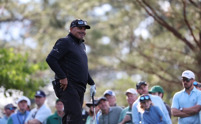 Golf-Cabrera misses cut in controversial Masters return