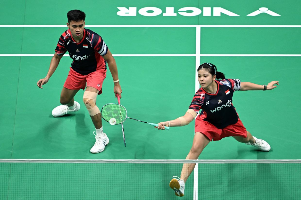 Indonesian pair Jafar Hidayatullah (left) and Felisha Pasaribu play a point during their mixed doubles semifinal match against Japan's Natsu Saito and Hiroki Midorikawa at the Badminton Asia Championships in Ningbo, in China's eastern Zhejiang Province on Saturday, April 12, 2025. (Photo by AFP) / China OUT