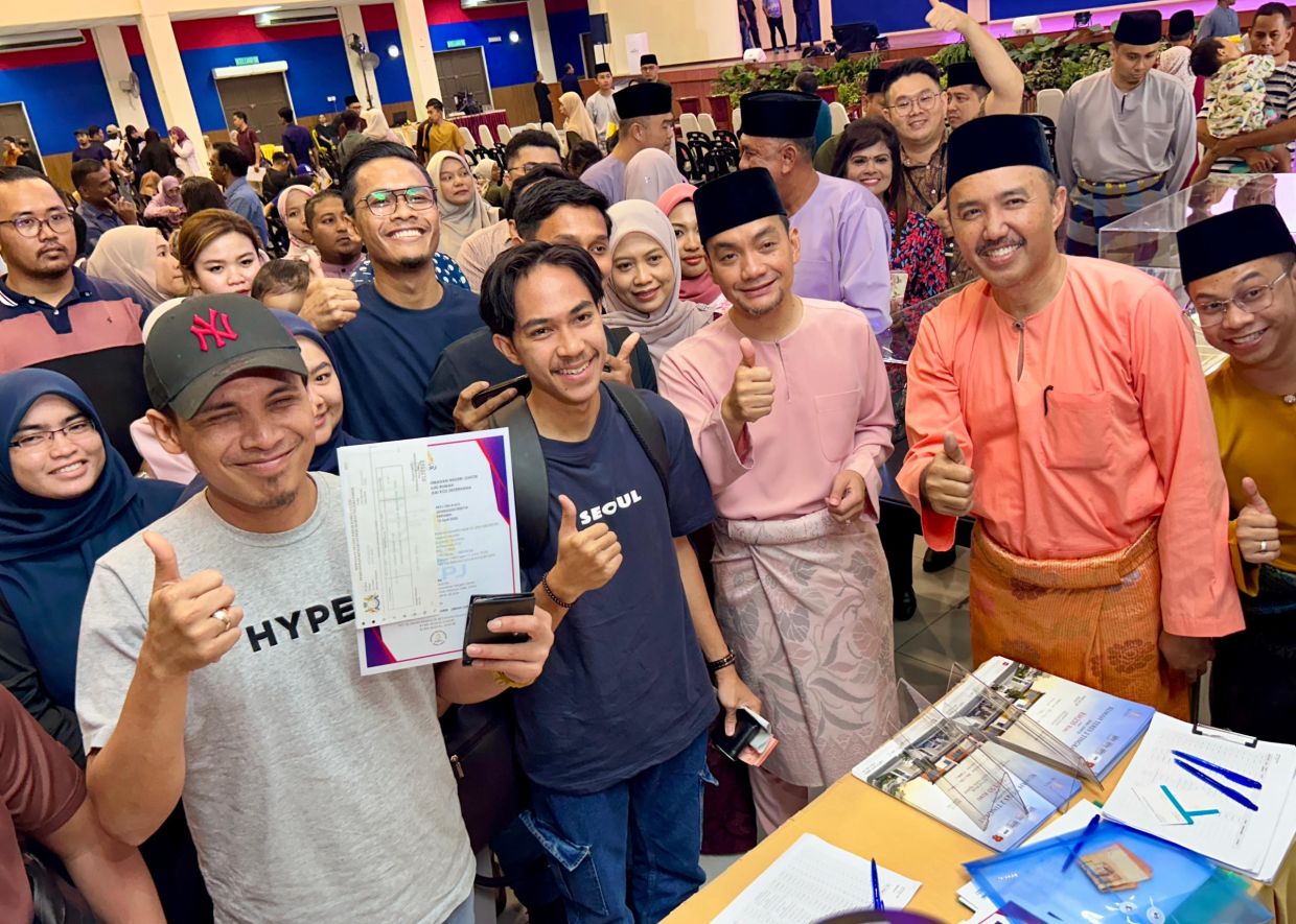 Johor Mentri Besar Datuk Onn Hafiz Ghazi (third right) taking a photo with the affordable home certificate recipeint after the RMMJ certificate handover programme at Dewan Muafakat, Simpang Renggam District Council, Kluang.