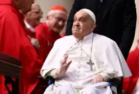 Pope Francis makes brief appearance after Palm Sunday service