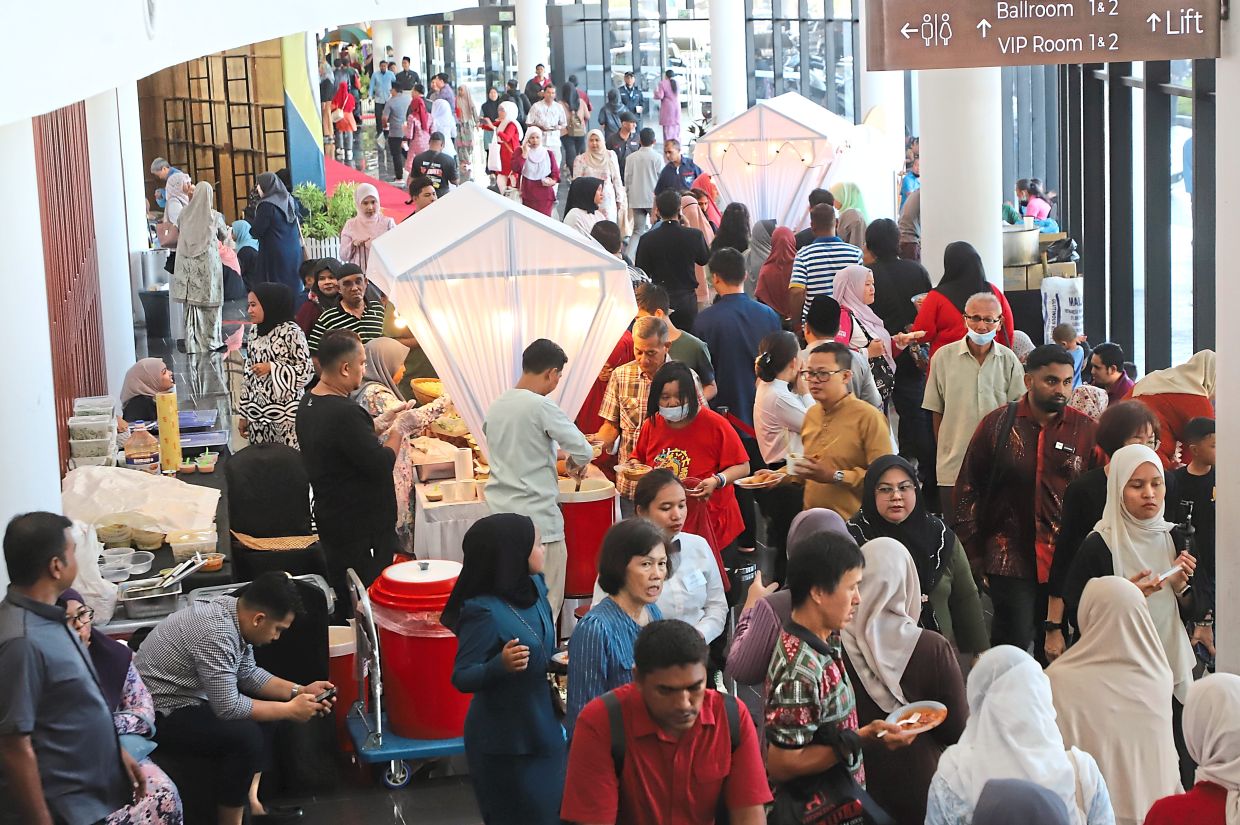 A big crowd showing up at Picca for the Hari Raya open house in Butterworth.