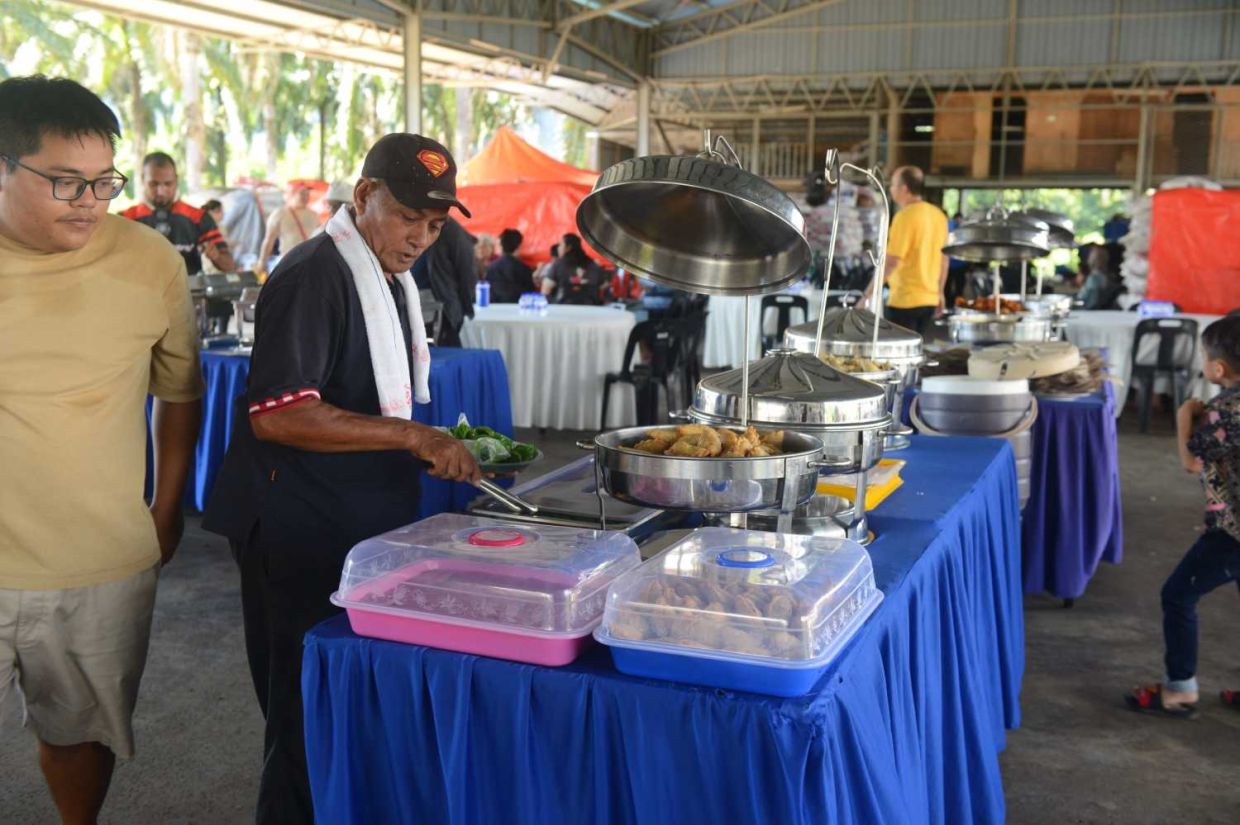 More than 2,500 guests attended the wedding banquet of Munil's daughter.