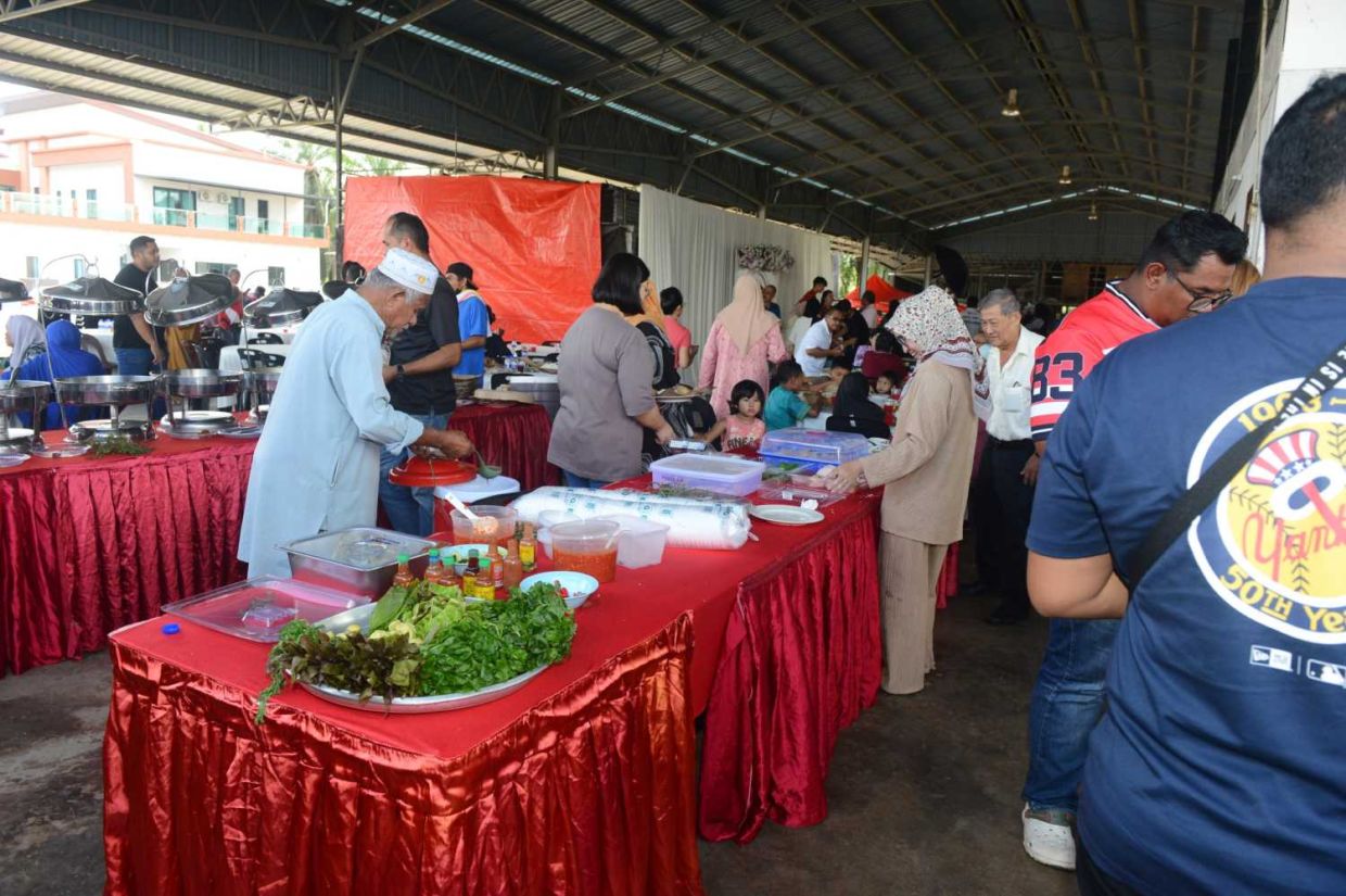 A number of guests that attended the wedding banquet were business associates and old friends that Munil had not seen in a long time.