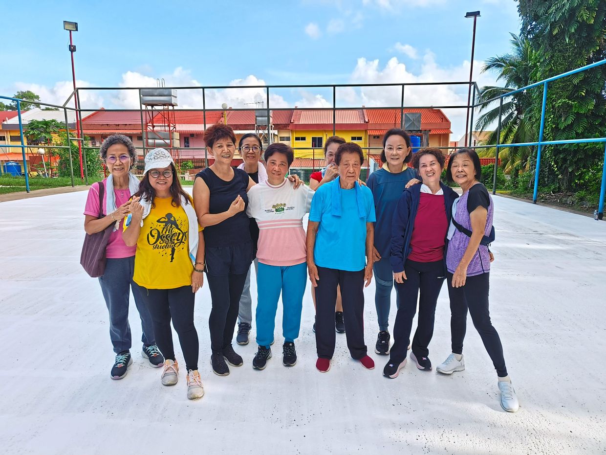 Khoo (third from left) leads morning dance workouts at Taman Grandview Park.