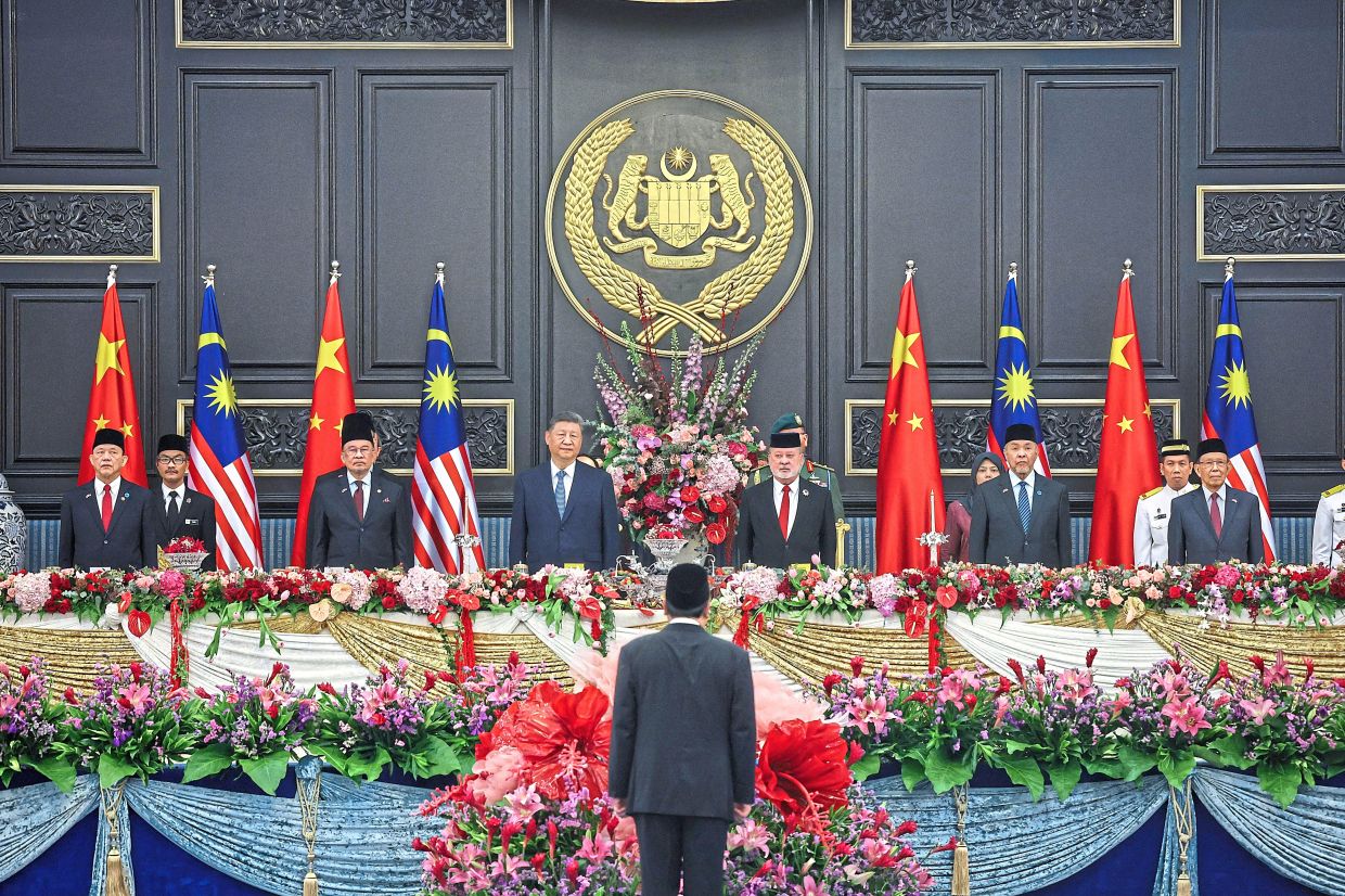 Royal host: Sultan Ibrahim hosting a state banquet in honour of Xi and members of his delegation at the Main Dining Hall in Istana Negara. Also present are Anwar (on Xi’s right), Ahmad Zahid (on the King’s left), Fadillah (left) and former deputy prime minister Tun Musa Hitam. — Bernama