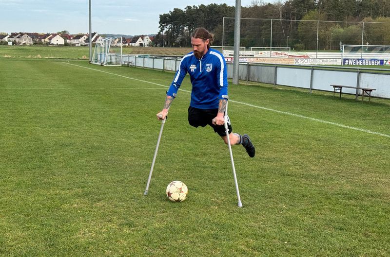 Soccer-One-legged footballer shines in German amateur league