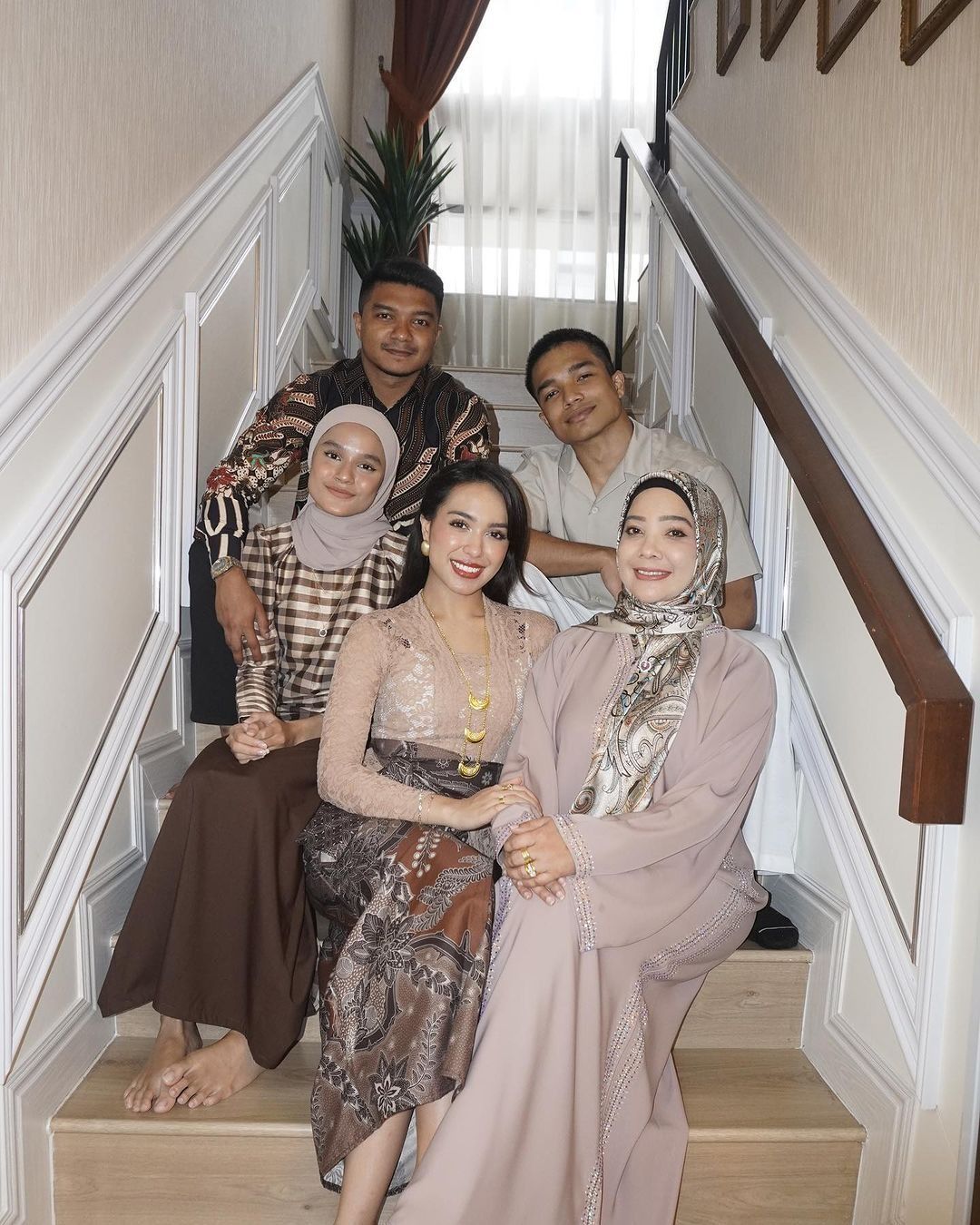Wanna with her mom and her other siblings.