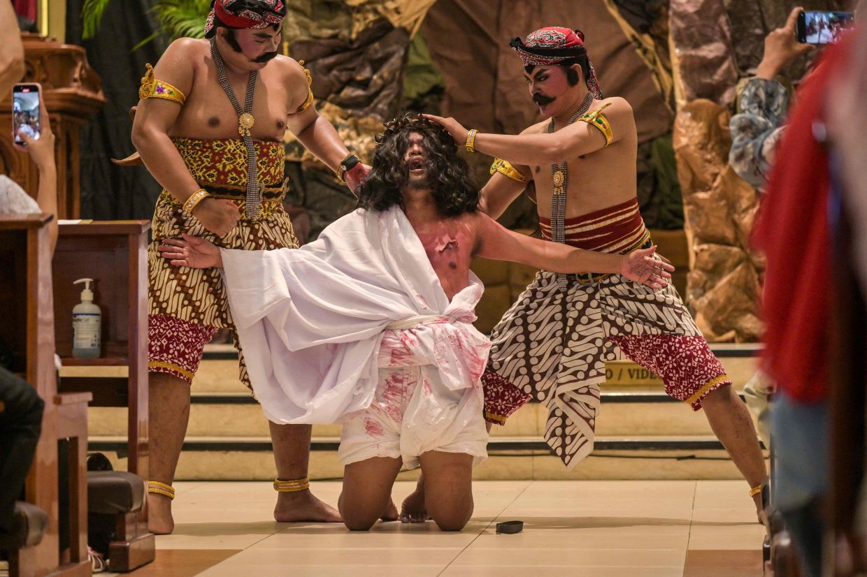 Indonesian Catholics reenact the crucifixion of Jesus Christ at the compound of St. Vincent A Paulo church in Surabaya, eastern Java island on Friday, April 18, 2025, as Christian devotees mark the holy week in Indonesia, a predominantly Muslim nation. - AFP