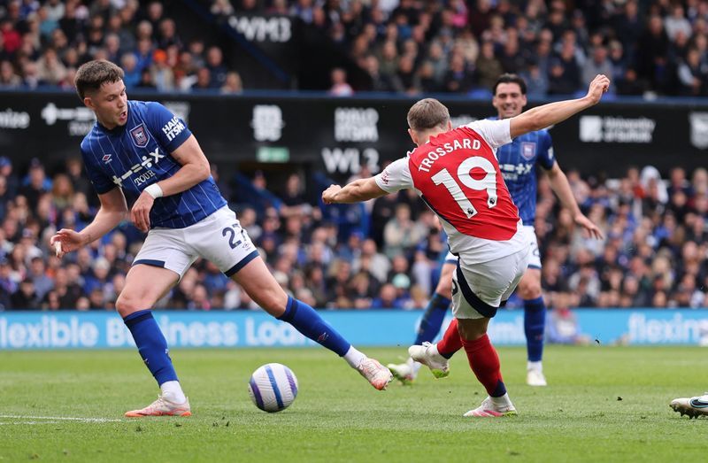 Soccer-Arsenal crush Ipswich 4-0 to delay Liverpool title party